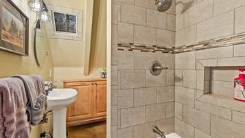 Douche, sèche-cheveux, serviettes fournies