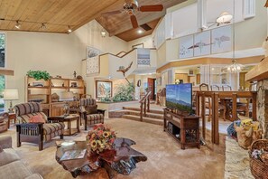 Smart-tv, eldstad och böcker