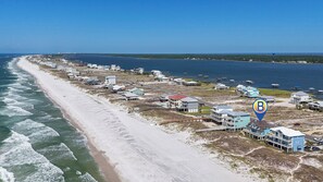 On the beach - Spacious beachfront retreat for 13 (Gulf Shores)