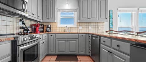 Refrigerador, microondas, horno y parrilla de estufa