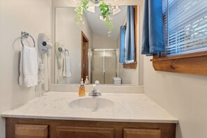 Bathroom - Canopy Cabin | 3 BR/3 BA with Hot Tub (Townsend)