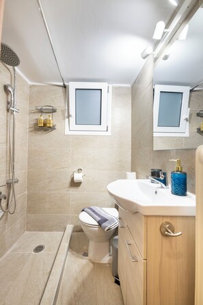 Apartment, 1 Queen Bed, Balcony, Garden View | Bathroom | Hair dryer, towels, soap, shampoo - Chic 1-Bedroom near Panathenaic Stadium (Athens)