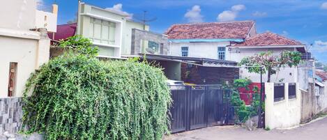 Vista frontal de la propiedad