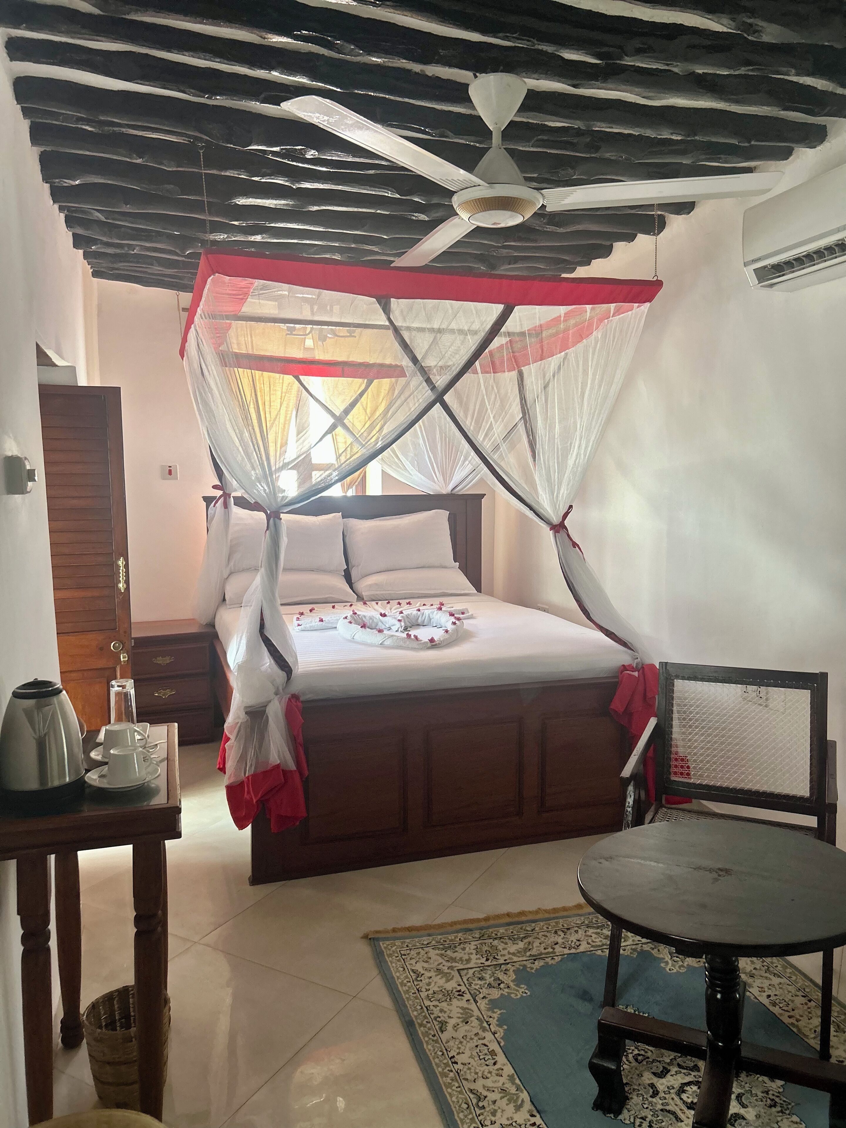 Kahden hengen comfort-huone, oma kylpyhuone, näköala puutarhaan | Tallelokero huoneessa, yksilöllisesti sisustettu