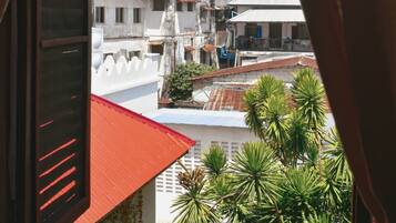 Dobbeltrom – comfort, privat bad, hageutsikt | Safe på rommet, individuelt dekorert og individuelt innredet