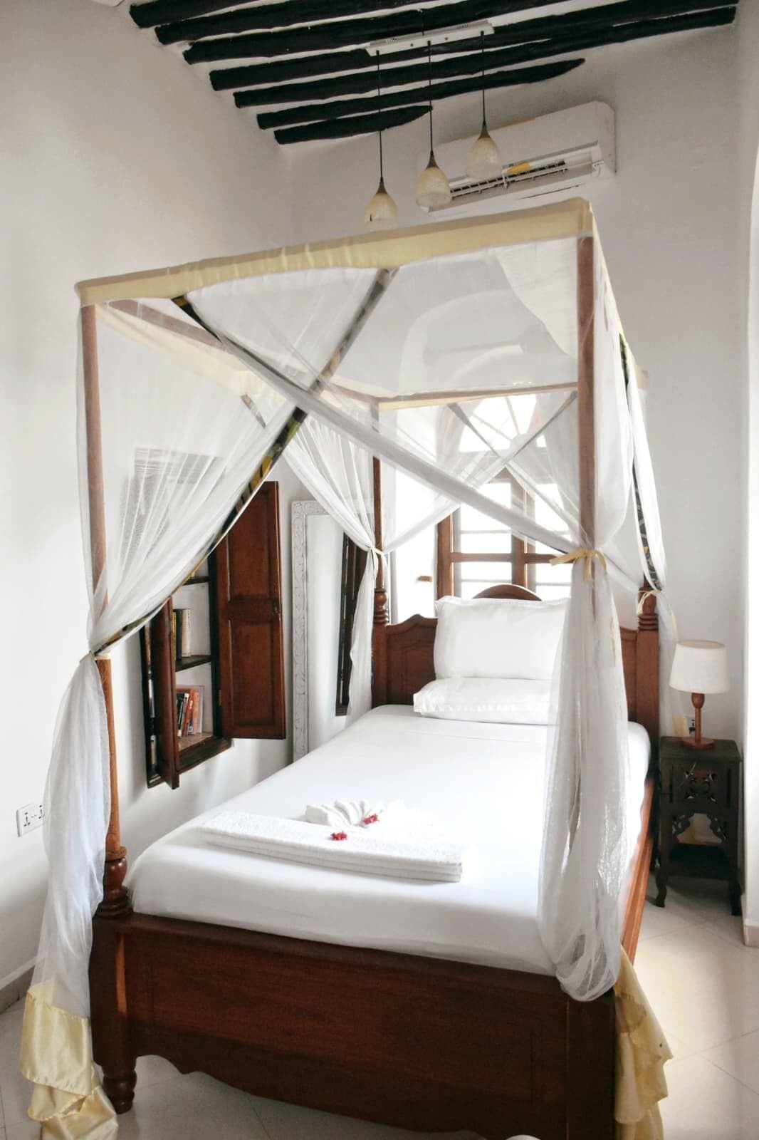 Yhden hengen comfort-huone, oma kylpyhuone, näköala puutarhaan | Tallelokero huoneessa, yksilöllisesti sisustettu