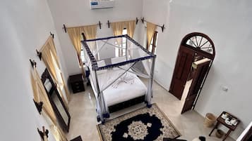 Suite Deluxe, vista a la ciudad, mezzanine | 1 habitación y caja de seguridad en la habitación