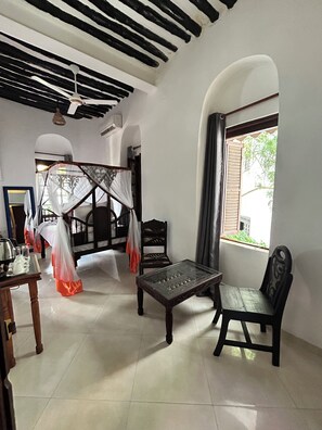 Chambre Triple Familiale, salle de bains privée, vue jardin | Coin séjour