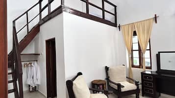 Suite Deluxe, vista a la ciudad, mezzanine | Área de sala de estar