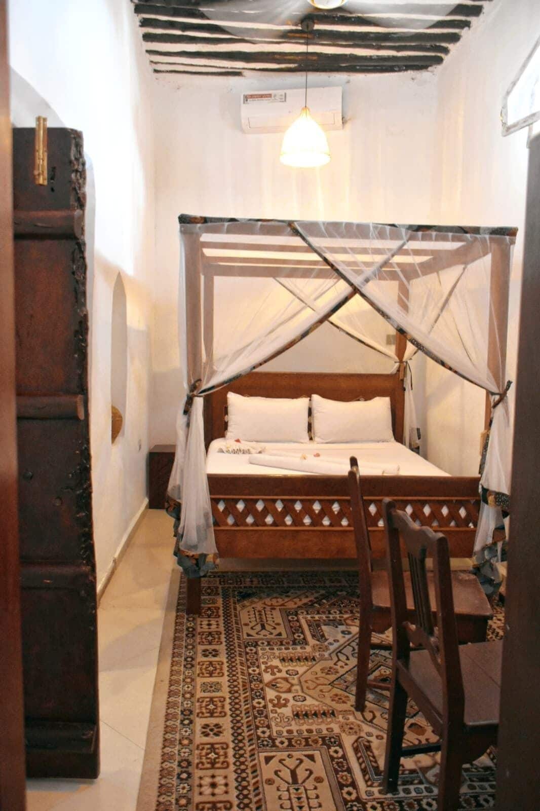 Kahden hengen comfort-huone, 1 parisänky, oma kylpyhuone, pohjakerroksessa | Tallelokero huoneessa, yksilöllisesti sisustettu