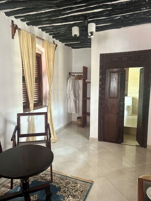 Chambre Double Confort, salle de bains privée, vue jardin | Coffres-forts dans les chambres, décoration personnalisée