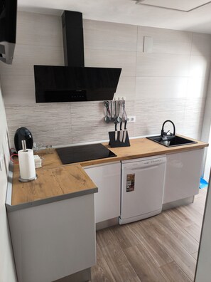 Microonde, forno, piano cottura, lavastoviglie