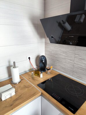 Microondas, horno, placa de cocina y lavavajillas