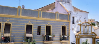 Apartment very close to the center, good parking, and tapas bar across the street.