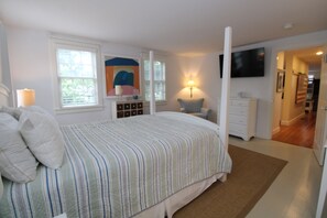 4 bedrooms, travel crib, WiFi