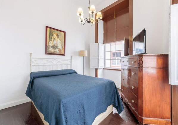 3 slaapkamers, een strijkplank/strijkijzer, wifi, beddengoed