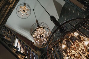 Ein Kronleuchter mit mehreren Lampen und einem Metallgestell.
