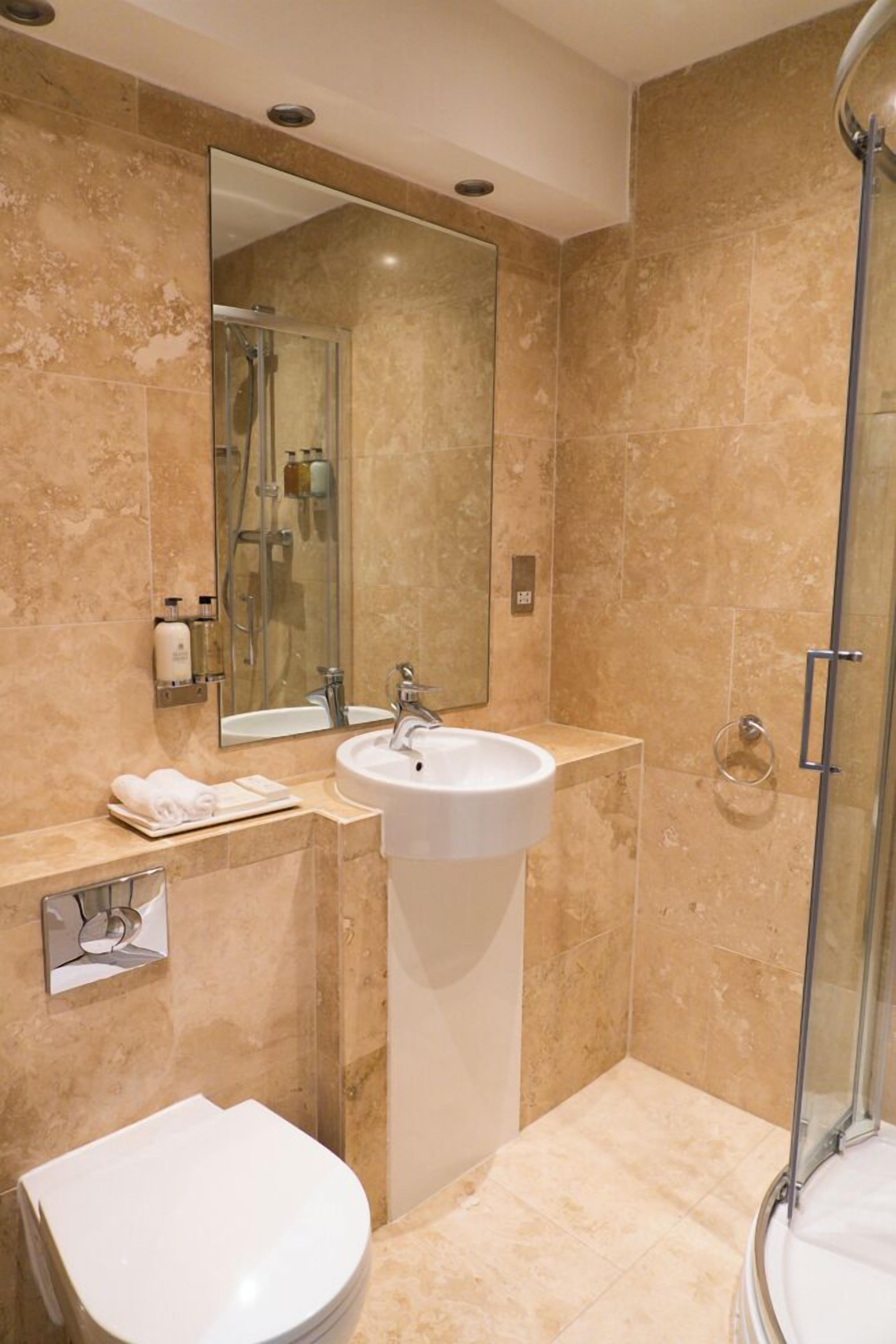 Woodland Room | Bathroom | Hair dryer, towels, soap, shampoo