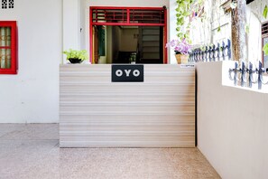 Reception - Collection O Jalan Jenderal Sudirman Near Pantai Padang Formerly Hotel Pratiwi Anggrek (Padang)