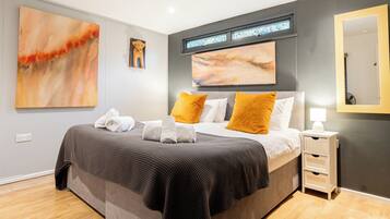 6 bedrooms, free wired internet, bed sheets