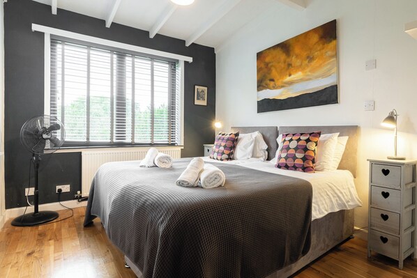 6 bedrooms, free wired Internet, bed sheets