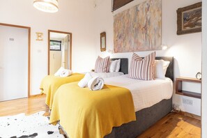 6 bedrooms, free wired Internet, bed sheets