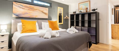 6 bedrooms, free wired Internet, bed sheets