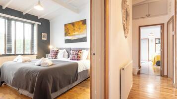 6 bedrooms, free wired internet, bed sheets