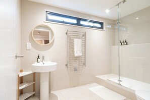 Gratis toiletartikelen, een haardroger, handdoeken, zeep