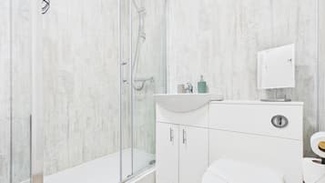 Appartement (1 Bedroom) | Salle de bain | Douche, serviettes fournies