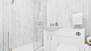 Apartment (1 Bedroom) | Bathroom | Shower, towels