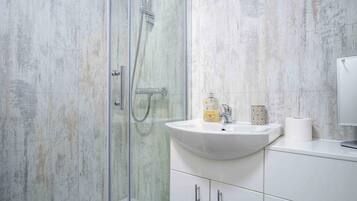 شقة (1 Bedroom) | حمام | تجهيزات دش، مناشف