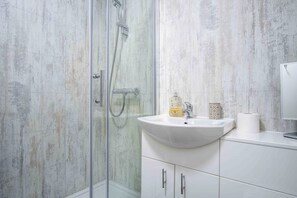 Căn hộ (1 Bedroom) | Phòng tắm | Buồng tắm vòi sen, khăn tắm 