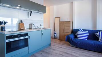 Apartment (1 Bedroom) | Private kitchen | Oven, stovetop, cookware/dishes/utensils