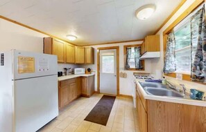 Fridge, microwave, oven, stovetop - A Shore Thing: Beach Access (Saint Germain)