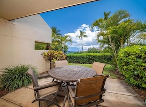 Outdoor dining - Super Summer Sale! Summer Serenity in South Kihei with WiFi, AC, and ocean view (Kihei)