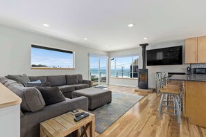 TV, offices - Pacific Paradise steps from the Beach! (Santa Cruz)