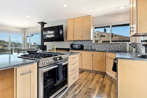 Fridge, microwave, stovetop, dishwasher - Pacific Paradise steps from the Beach! (Santa Cruz)