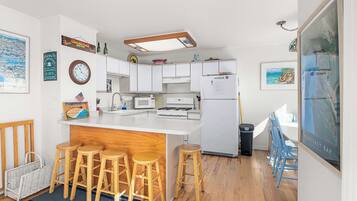 Coffee/tea maker, fridge, microwave, oven