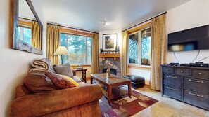 Smart-TV, Kamin, Videospiele, Tischtennisplatte