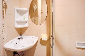 Een douche, een regendouche, gratis toiletartikelen, handdoeken