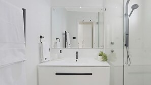 Shower, hair dryer, towels, soap - The Lake Escape - Waterfront w/ Hot tub & Kayaks (Gwandalan)