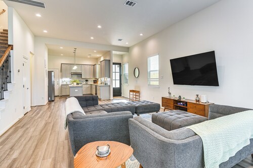 5 Mi to Downtown - Chic Home w/ Patio in Houston!