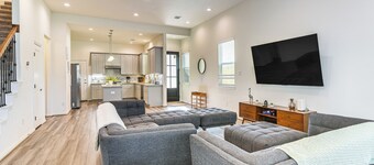 5 Mi to Downtown - Chic Home w/ Patio in Houston!