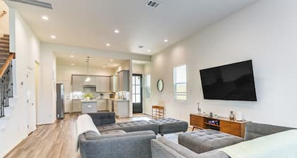 5 Mi to Downtown - Chic Home w/ Patio in Houston!