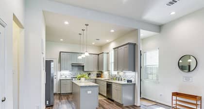 5 Mi to Downtown - Chic Home w/ Patio in Houston!