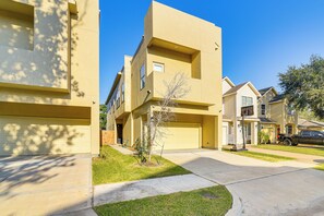 House (3 Bedrooms) | Interior - 5 Mi to Downtown - Chic Home w/ Patio in Houston! (Houston)