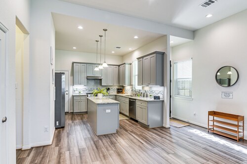 5 Mi to Downtown - Chic Home w/ Patio in Houston!