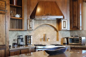 冰箱、微波炉、烤箱、炉灶