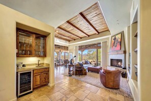 TV, fireplace - Luxury 3BR Scottsdale Retreat @ The Rocks | Private Plunge Pool | Troon Golf (Scottsdale)